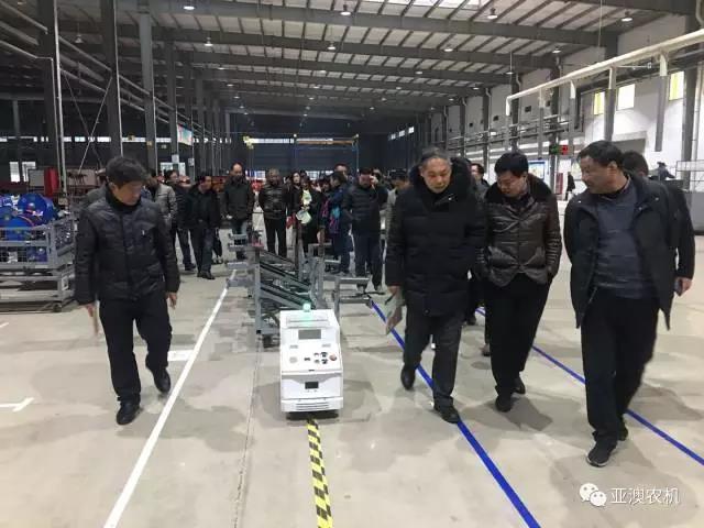 各級(jí)領(lǐng)導(dǎo)觀摩總裝配線的AGV智能搬運(yùn)車(chē) 各級(jí)領(lǐng)導(dǎo)觀摩總裝配線的AGV智能搬運(yùn)車(chē)